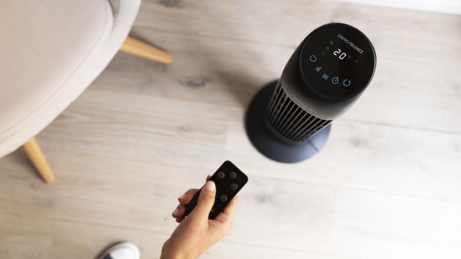 Posee un asa en su parte trasera para facilitar el traslado del ventilador entras las estancias del hogar.