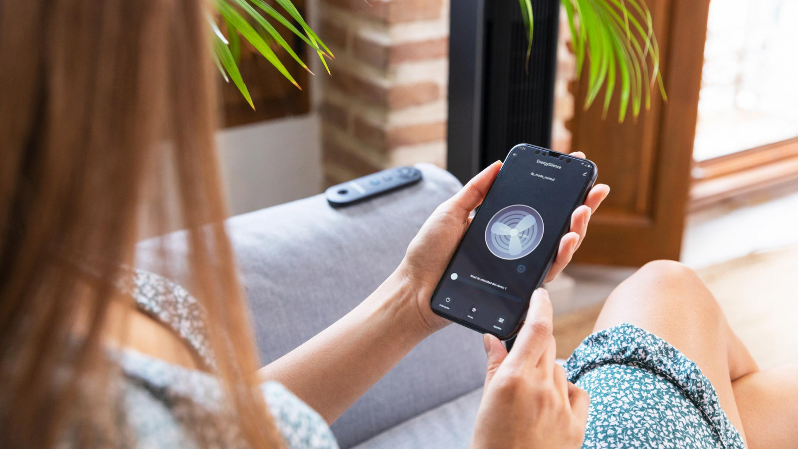 Su control por Wi-Fi mediante un Smartphone permite seleccionar las distintas configuraciones de funcionamiento del ventilador y controlarlo de manera remota. Control total del ventilador gracias a su panel táctil y a su mando a distancia. La configuración seleccionada se podrá observar en su pantalla LED.