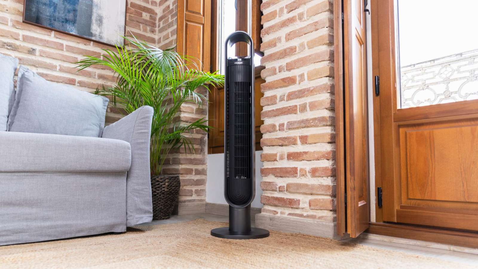 Ventila y limpia tu estancia gracias a su ionizador, el cual es capaz de transformar el aire contaminado en aire limpio gracias a la generación de iones negativos. Las 40 pulgadas de altura del ventilador, equivalentes a 102 cm, suponen un gran flujo de aire para intensificar el proceso de ventilación.