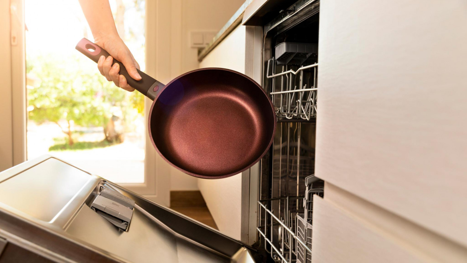Fondo difusor "Full induction" EcoHeat que permite distribuir el calor de manera más eficiente ahorrando energía.