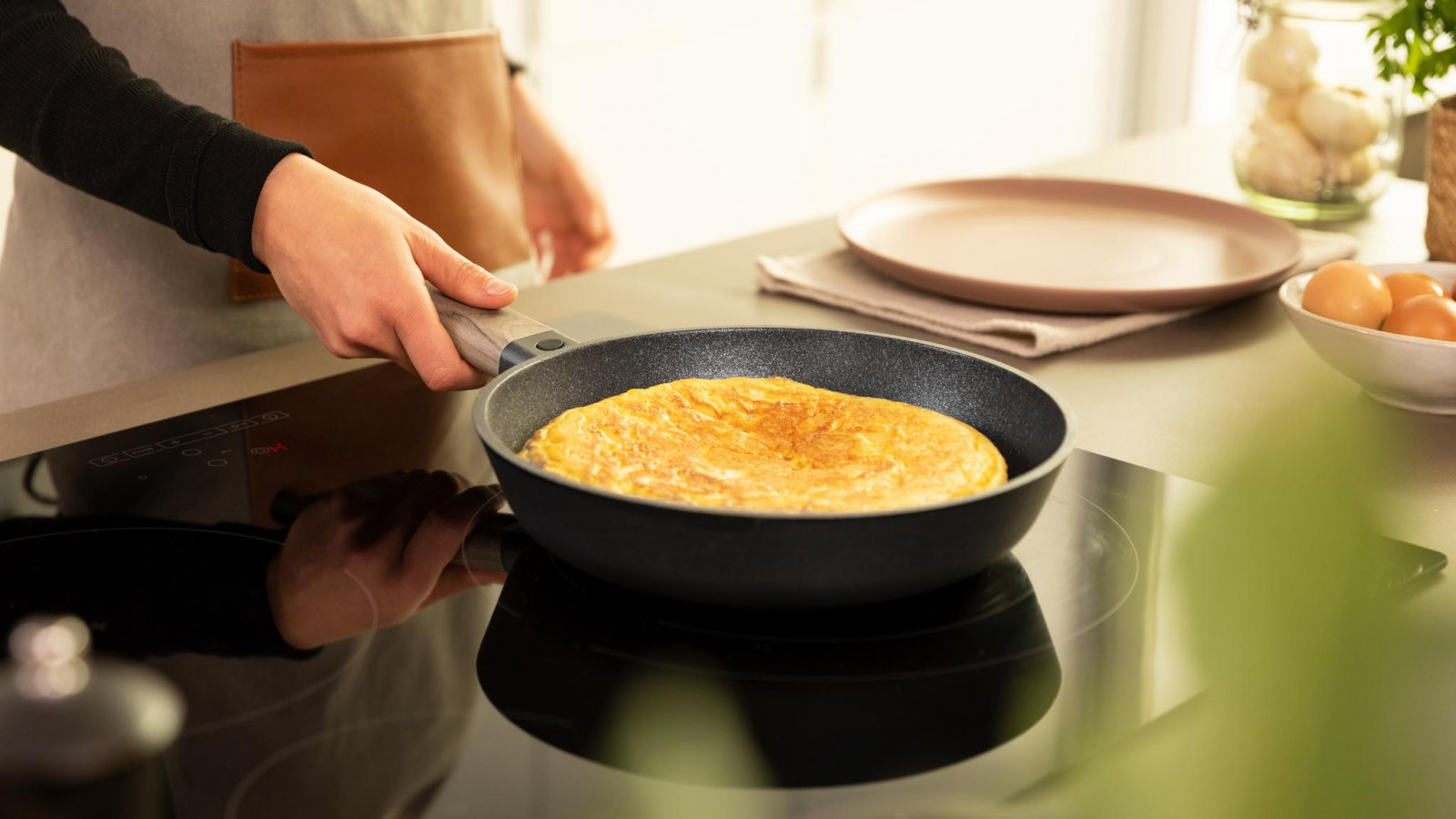 Fondo difusor “Full induction” EcoHeat que permite distribuir el calor de manera más eficiente ahorrando energía.