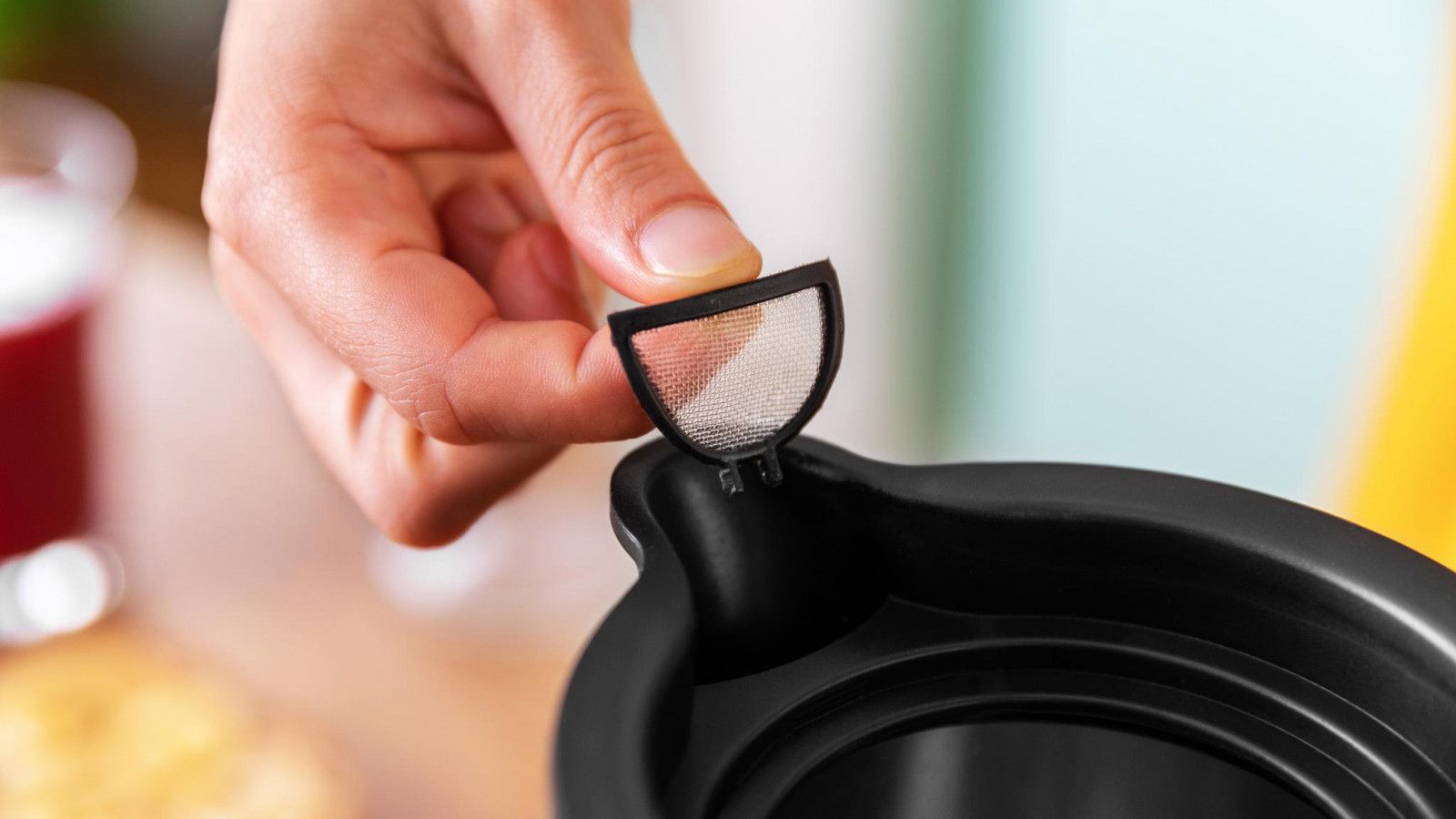 Incluye un filtro antical desmontable y lavable para evitar malos sabores. Tiene un sistema de seguridad que se apaga automáticamente cuando el agua hierve.
