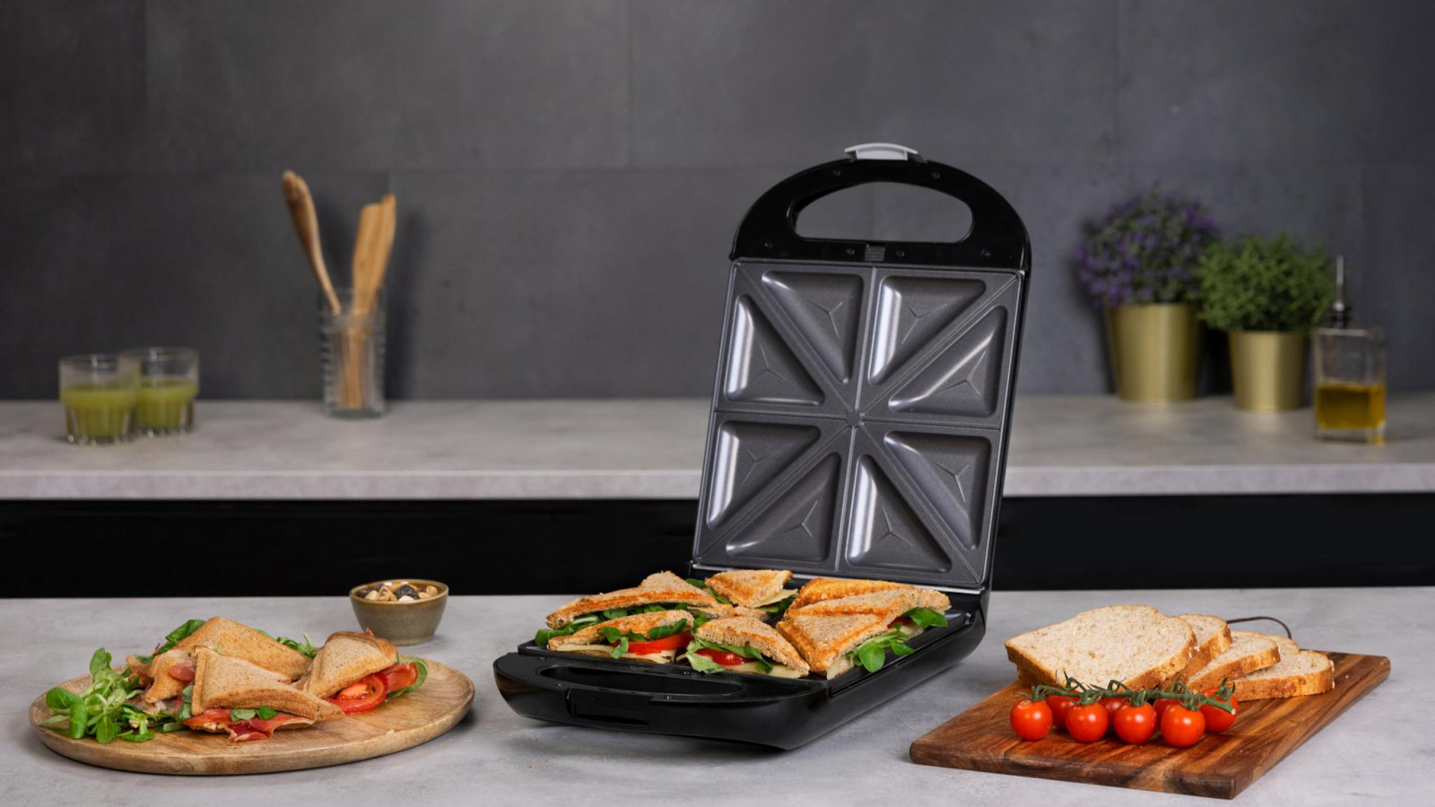 Sandwichera con capacidad para 4 sandwiches. Dispone de una gran potencia de 1500 W para preparar sándwiches.