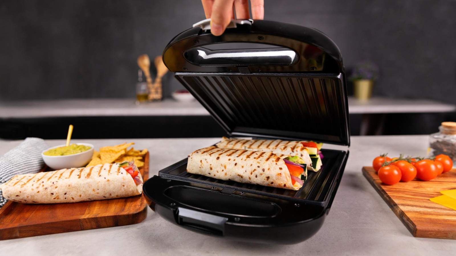 Sandwichera 3 en 1 que incluye 3 placas desmontables e intercambiables: sándwiches, gofres y grill para cocinar todo tipo de alimentos.