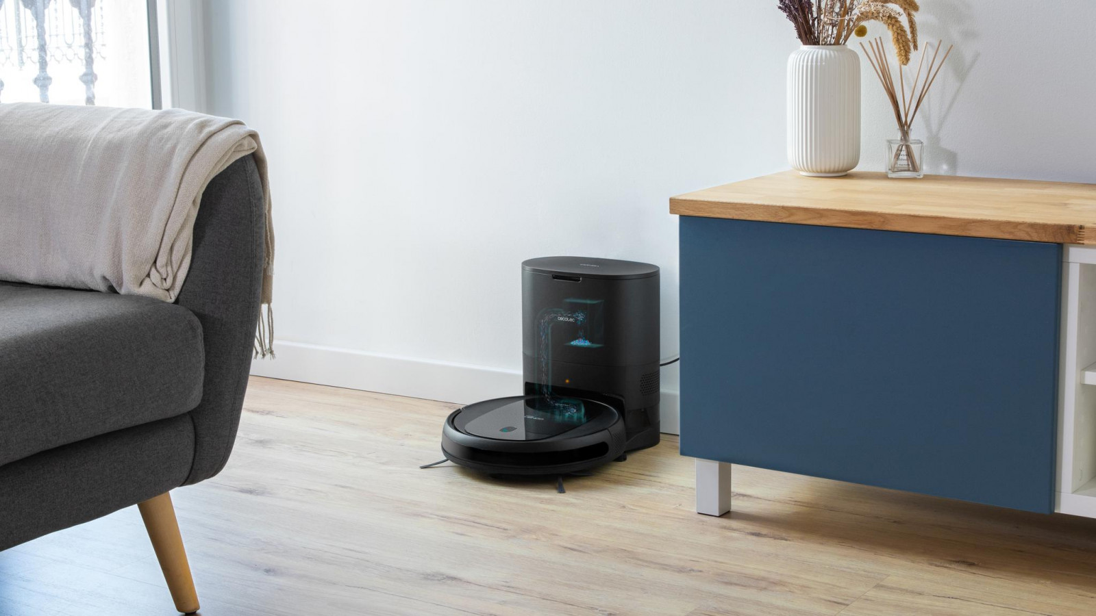 Base de autovaciado con capacidad de dos 2l. Detecta de forma automática si el dispositivo dispone de bolsa y en su defecto, te avisa.