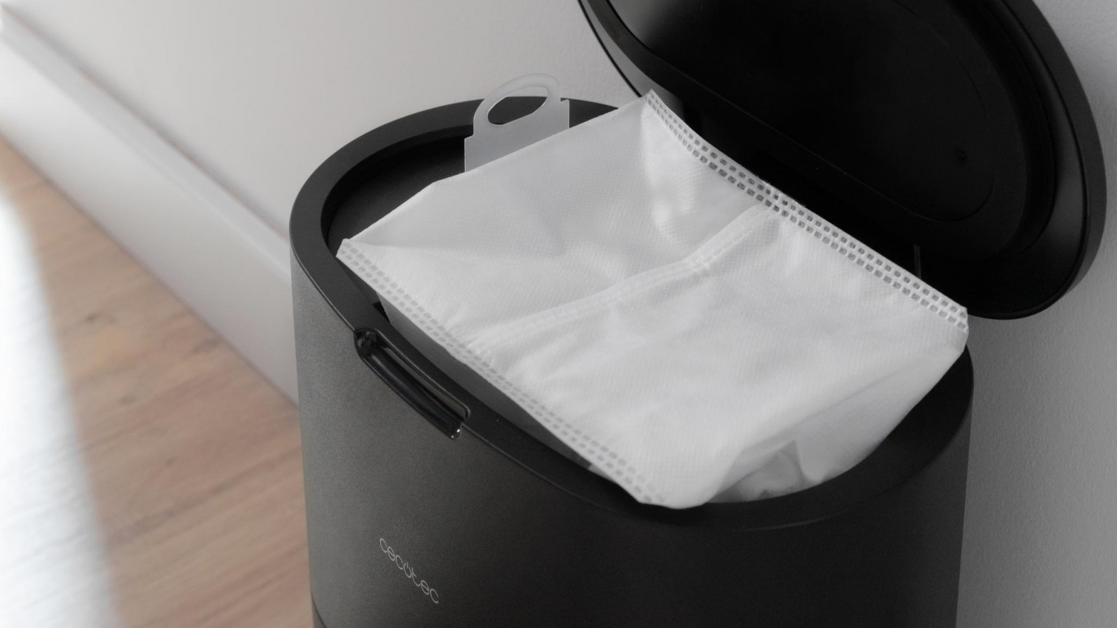 Con el sistema SmartClean podrás vaciar de forma automática e inteligente el depósito de sólidos del robot.
