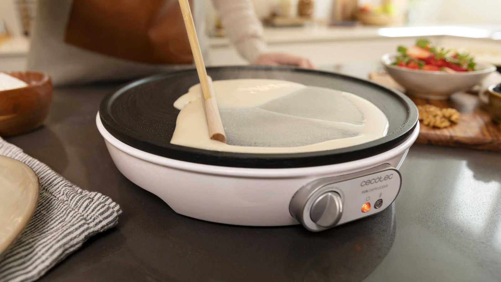 Potencia regulable para adaptarse a todos los gustos. Indicador luminoso que te avisa cuando la crepera está lista para cocinar.