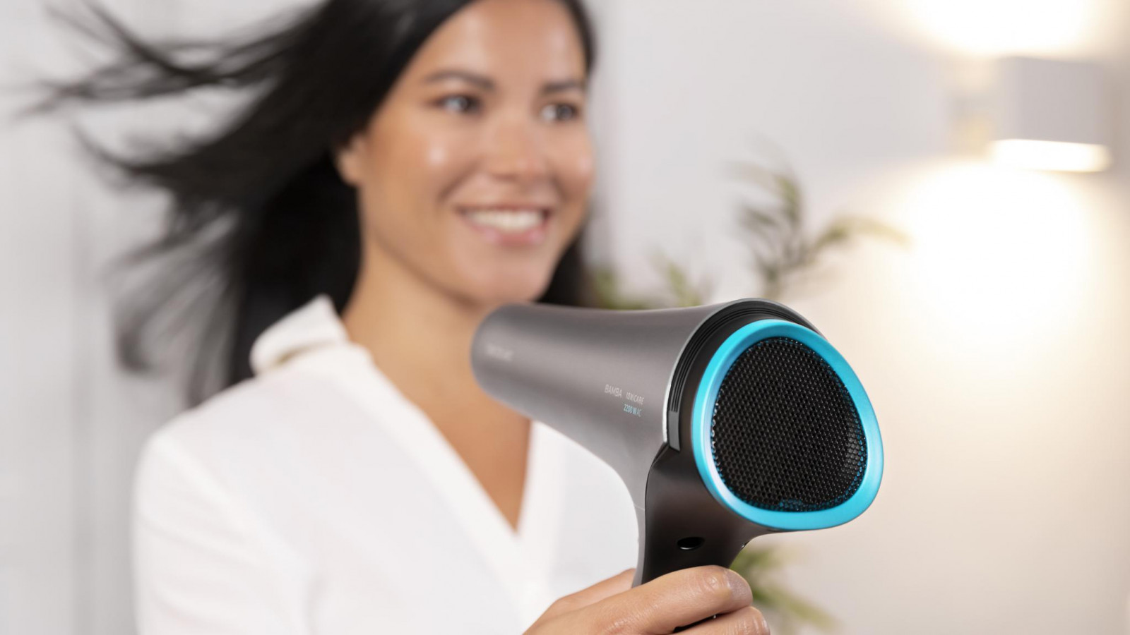 Potente motor AC profesional de nueva generación con 2200 W de potencia que secar el cabello de forma uniforme y rápida.