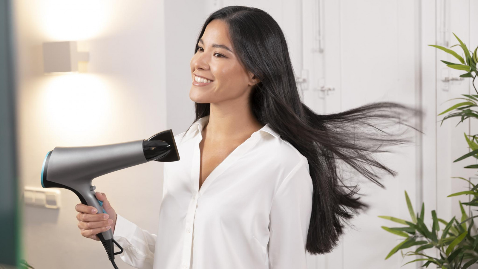 Gracias al ajuste de temperatura y velocidades y al gran caudal de aire el cabello se seca de forma rápida y eficiente, además no daña el color y brillo de tu pelo.
