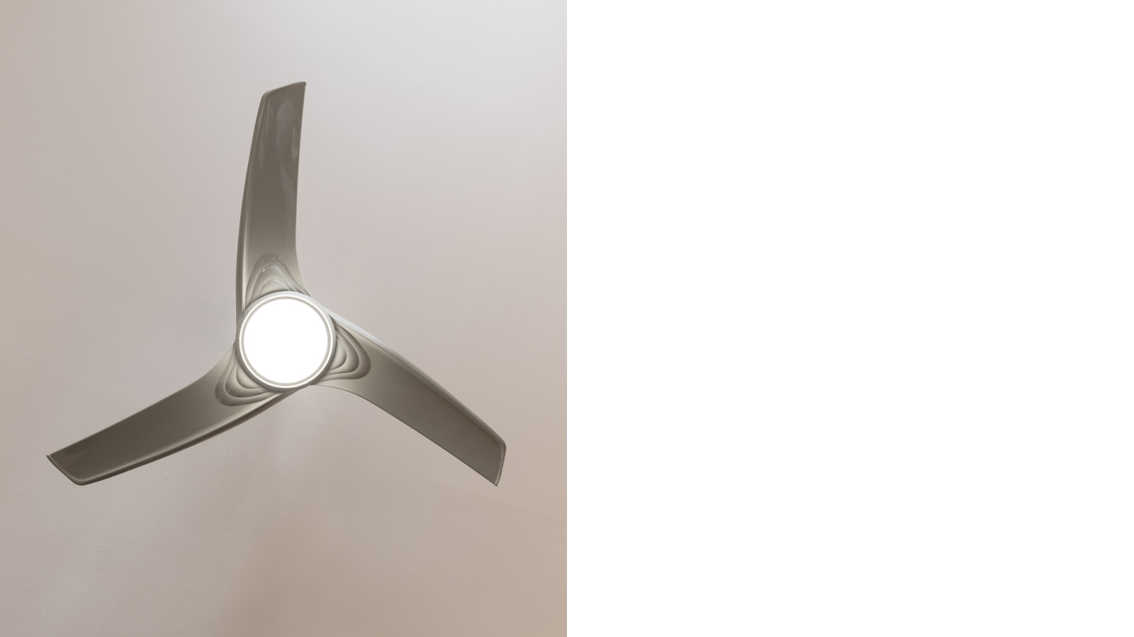 Sistema formado por 3 aspas totalmente innovadoras y aerodinámicas, diseñadas para maximizar el flujo de aire y garantizar un caudal constante de aire fresco.