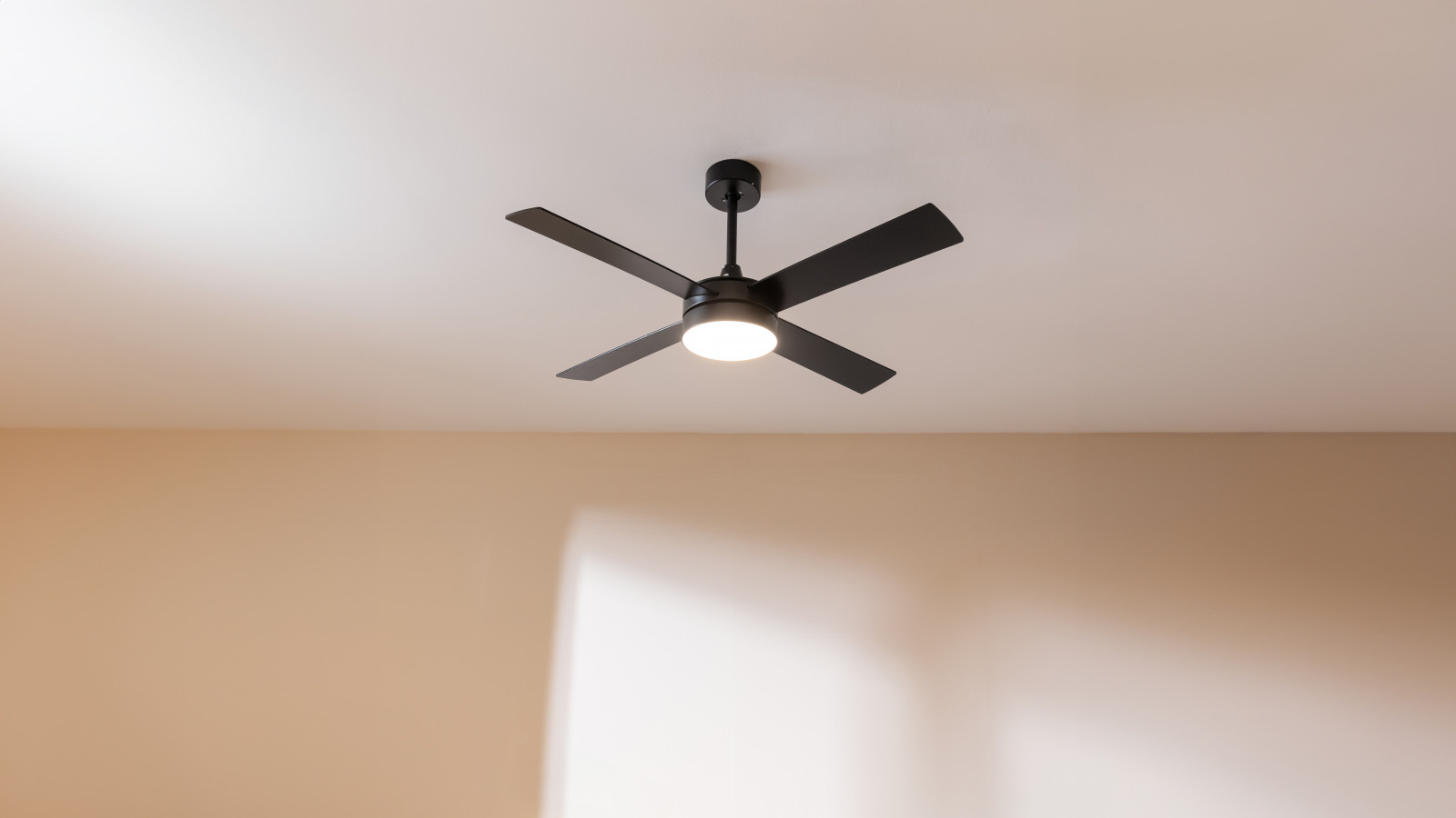 Gran potencia de 65 W, con motor de cobre de alto rendimiento que aumenta el caudal de aire y la sensación de frescor, con la máxima fiabilidad y durabilidad.
