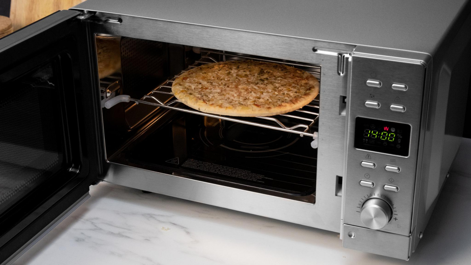Cuenta con 9 funciones preconfiguradas para poder cocinar fácilmente algunos tipos de alimentos: leche/café, arroz, pasta, patatas, función auto recalentamiento, pescado, pollo, carne y brochetas.