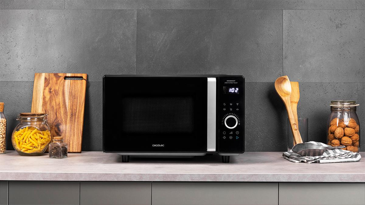 Microondas sin plato digital táctil de 25 L de capacidad. Cuenta con 800 W de potencia en 5 niveles para poder cocinar o calentar cualquier alimento pudiendo combinar dos funciones seguidas para descongelar y después calentar.