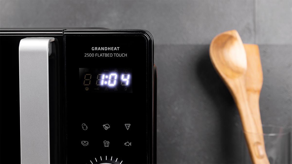 Panel de control táctil intuitivo, de fácil manejo. Sus 8 funciones preconfiguradas permiten cocinar fácilmente algunos tipos de alimentos: pizza, carne, verduras, pasta, patatas, pescado, bebidas y palomitas.