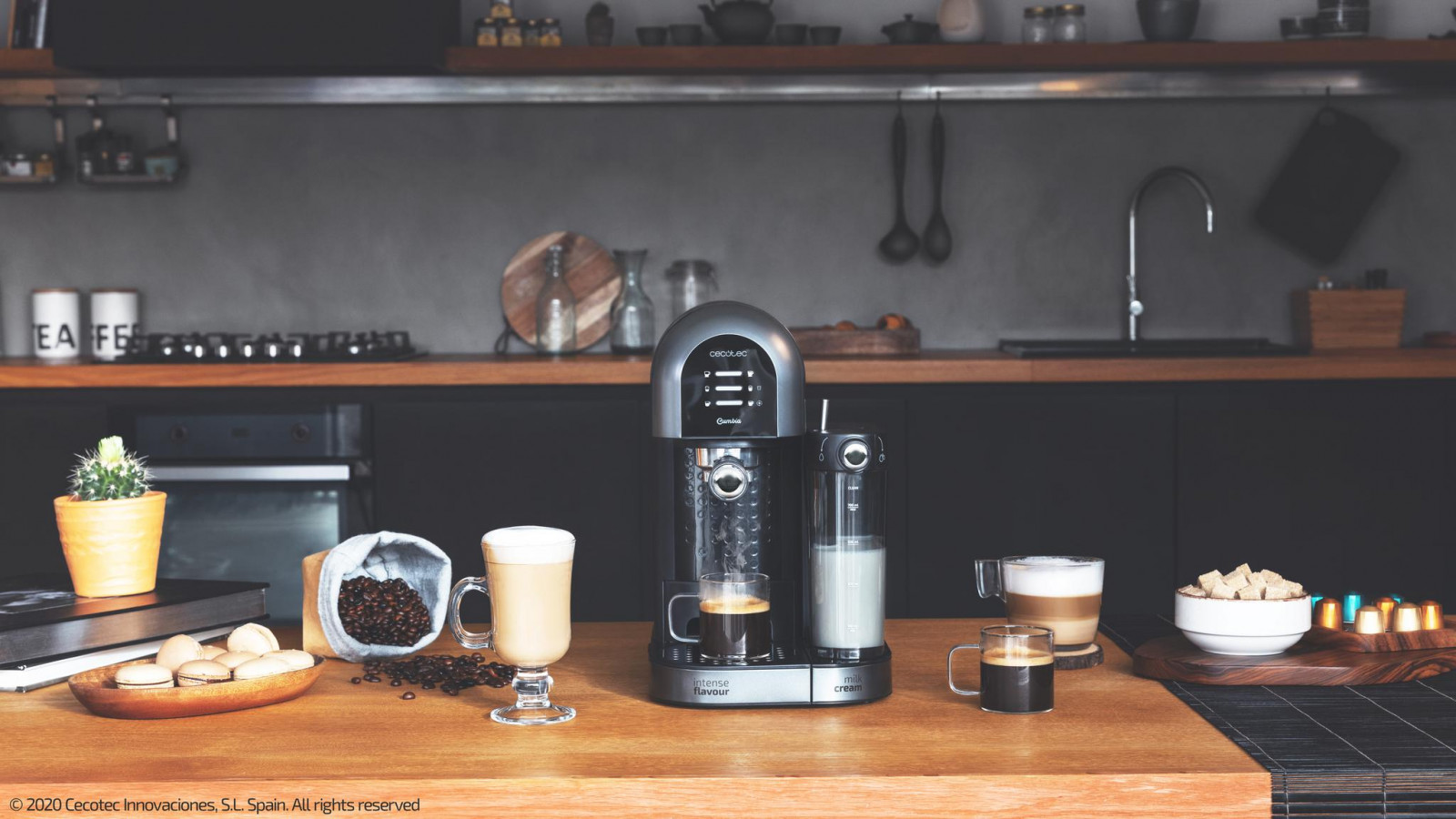 Cafetera semiautomática con diseño elegante, apta para café molido y café en cápsulas, que prepara todo tipo de cafés pulsando un botón con una potencia máxima de 1470 W.
