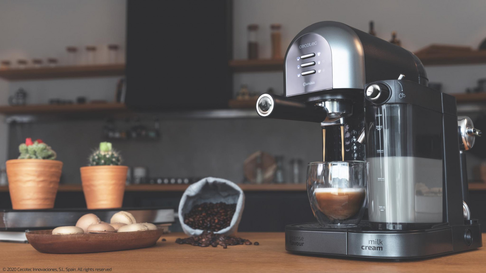 Su sistema de calentamiento rápido por Thermoblock garantiza que la temperatura se mantenga en su intervalo óptimo para lograr el mejor café. Apta para tazas espresso y tazas de desayuno.