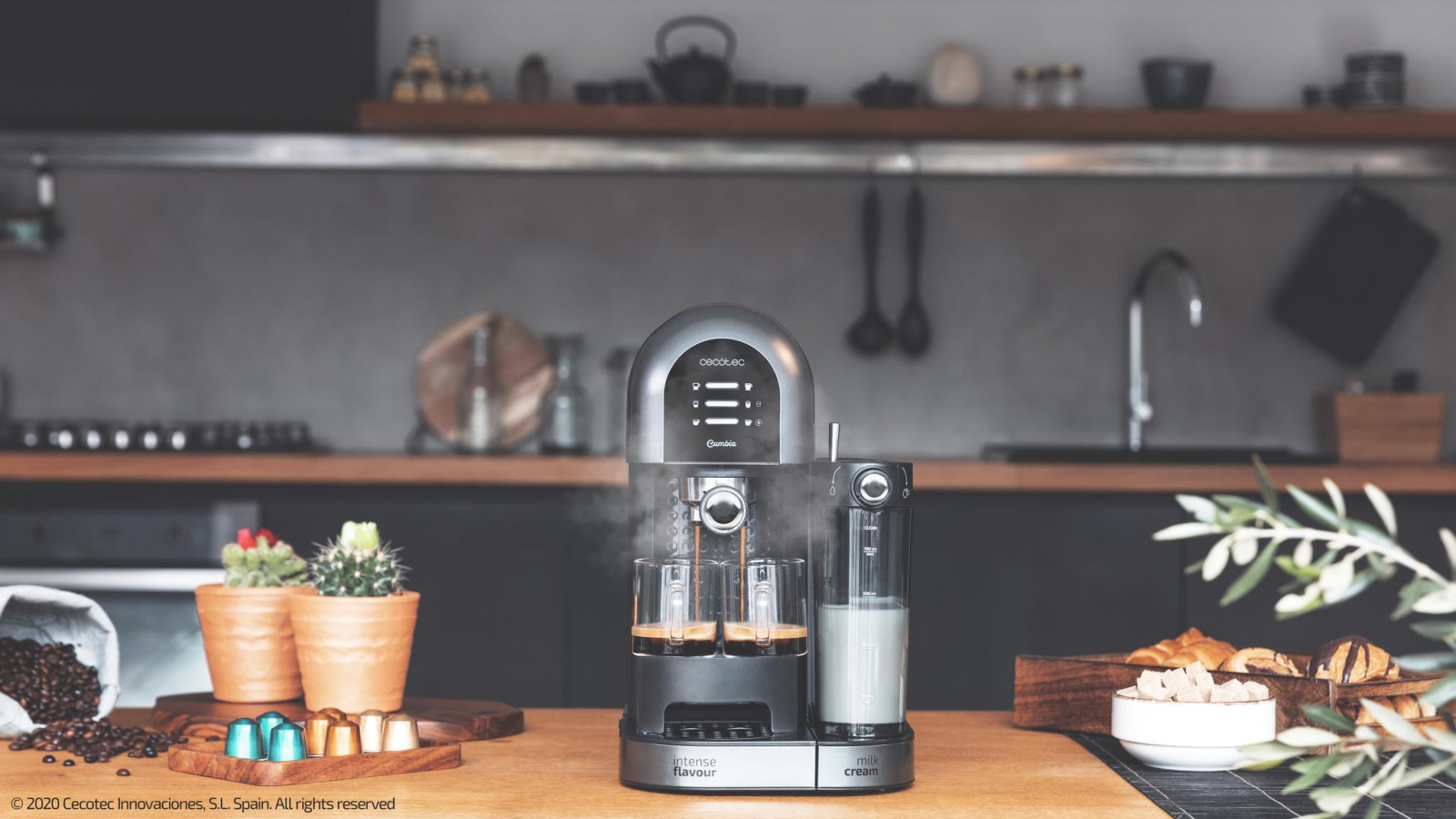 Potente bomba de presión con tecnología ForceAroma de 20 bares consigue la mejor crema y el máximo aroma en cada café. Bandeja de goteo desmontable