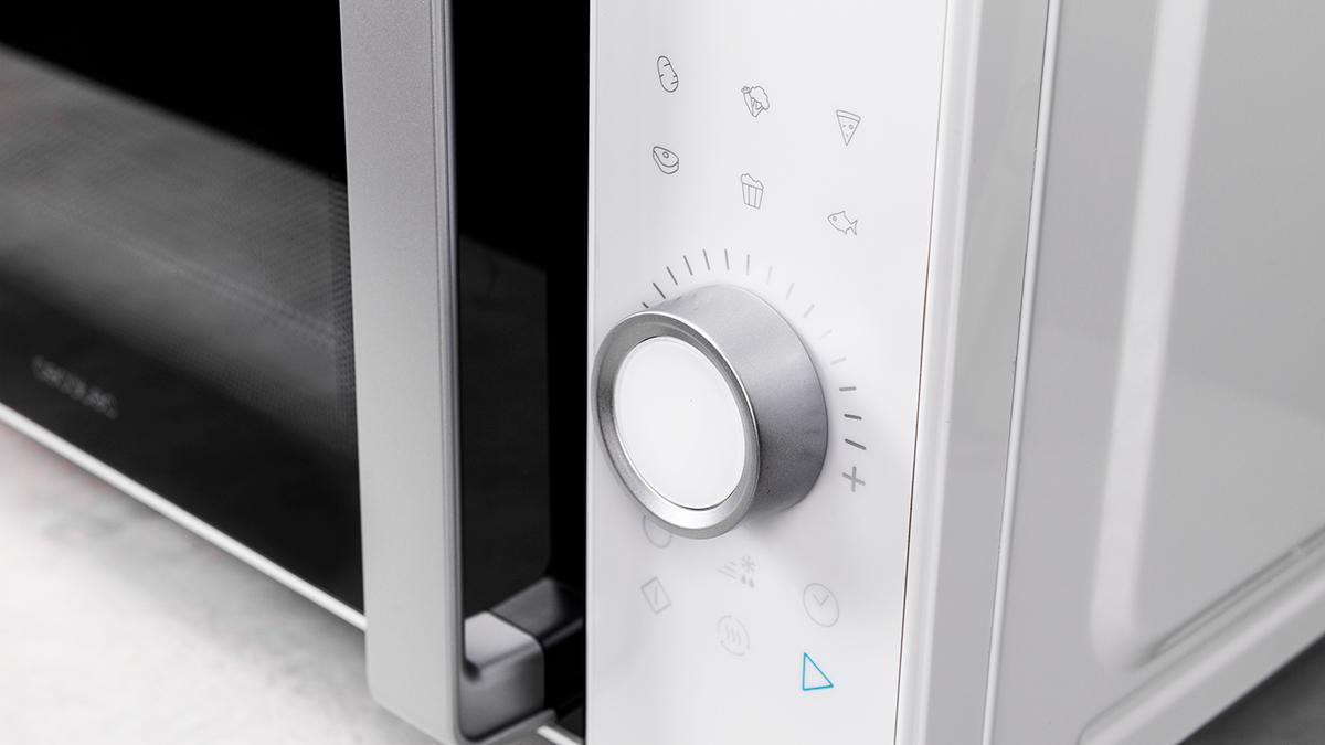Panel de control táctil intuitivo, de fácil manejo. Sus 8 funciones preconfiguradas permiten cocinar fácilmente algunos tipos de alimentos: pizza, carne, verduras, pasta, patatas, pescado, bebidas y palomitas.