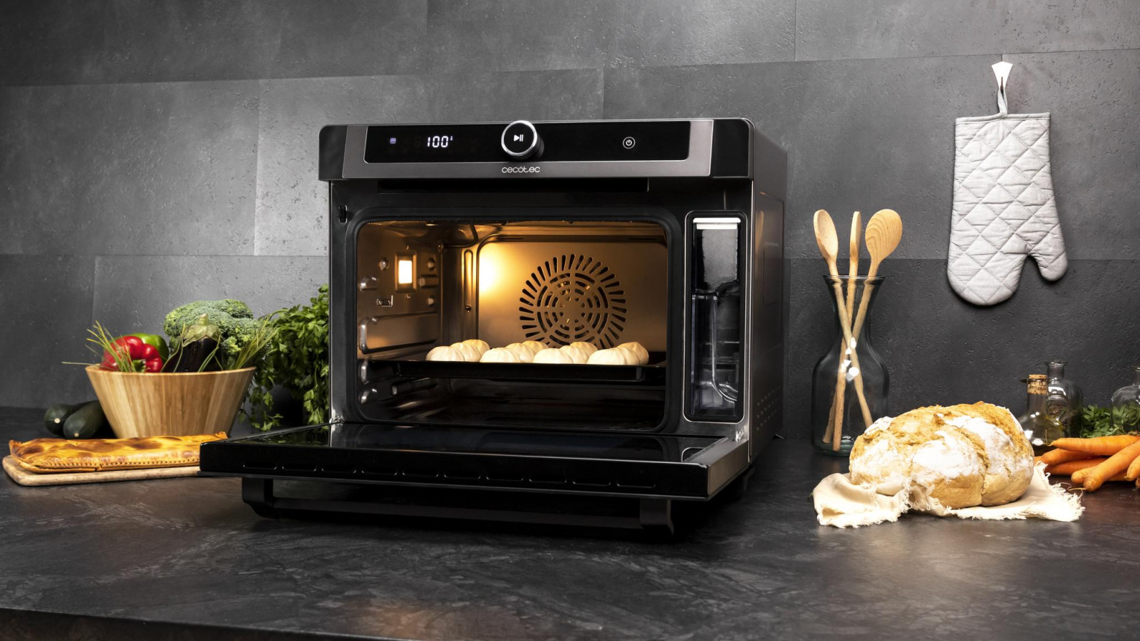 7 funciones para cocinar de diferentes maneras los alimentos: horno, vapor, horno con vapor, freidora de aire, descongelar, fermentar y 31 menús preconfigurados.