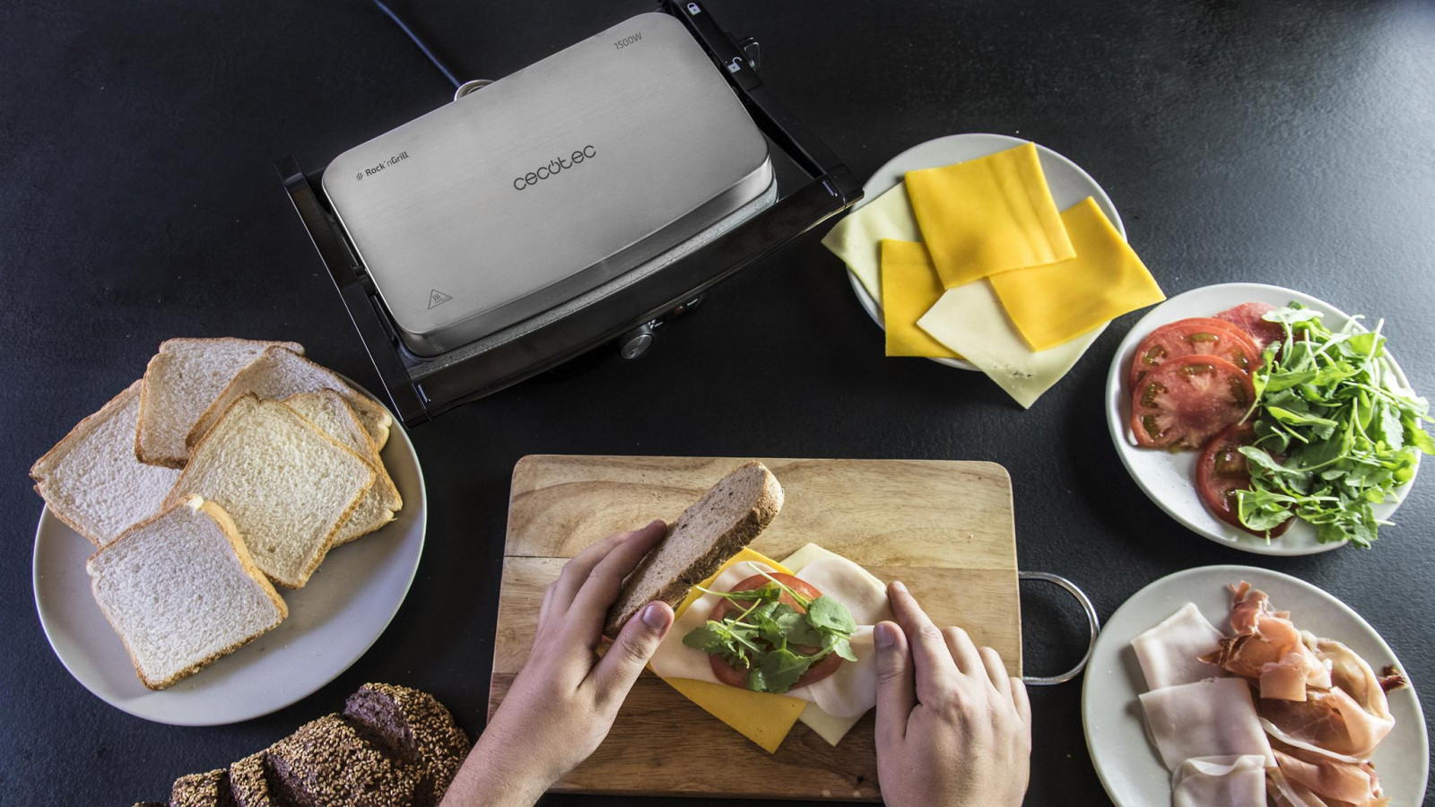 Parrilla eléctrica contact grill con 1500 w de potencia y con apertura 180º para aprovechar al máximo la superficie de cocinado.