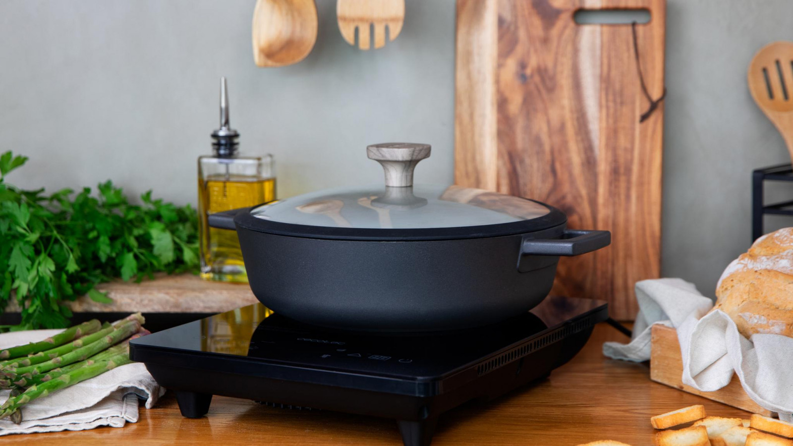 Sus 2000 W de potencia permiten cocinar de una forma más rápida y sencilla, pudiendo elegir entre 9 niveles de potencia, gastando mucha menos energía. Temperatura ajustable entre 60°C y 240°C para adaptarse a las necesidades de cada alimento que se vaya a cocinar.
