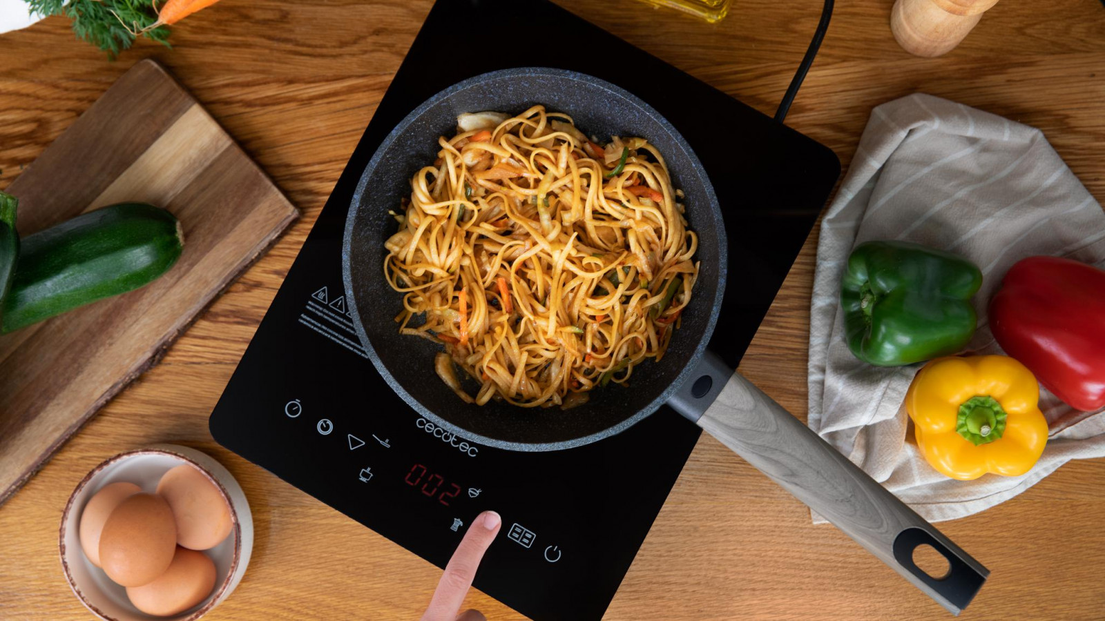 Cuenta con 6 programas preconfigurados para facilitar el cocinado de cada alimento: hot-pot, freír, BBQ, sopa, agua y leche.