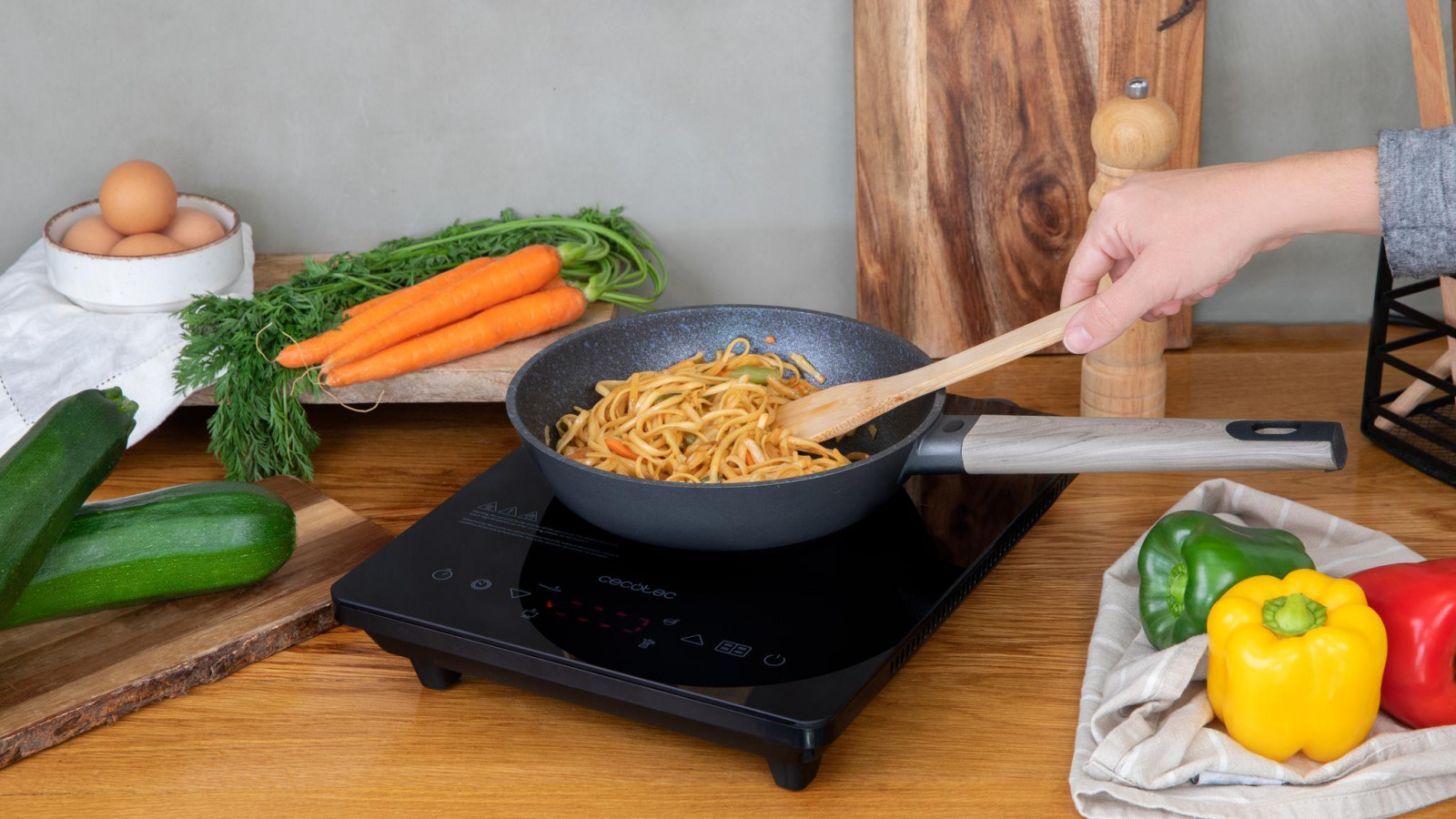 Termostato con protección contra el sobrecalentamiento que apaga la placa en caso de exceso de calor. Además de una función de detección automática de utensilios de cocina.