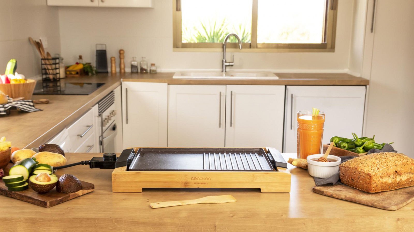 Plancha de asar eléctrica de 2000 W de potencia para cocinar todo tipo de alimentos de forma rápida y precisa gracias a su resistencia integrada, que garantiza una homogénea distribución del calor en toda la superficie de cocción.