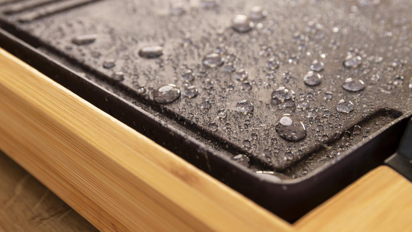 Estructura de bambú, material natural y duradero que se mantiene frío al tacto para poder cambiar la plancha de sitio sin riesgo de quemarse.