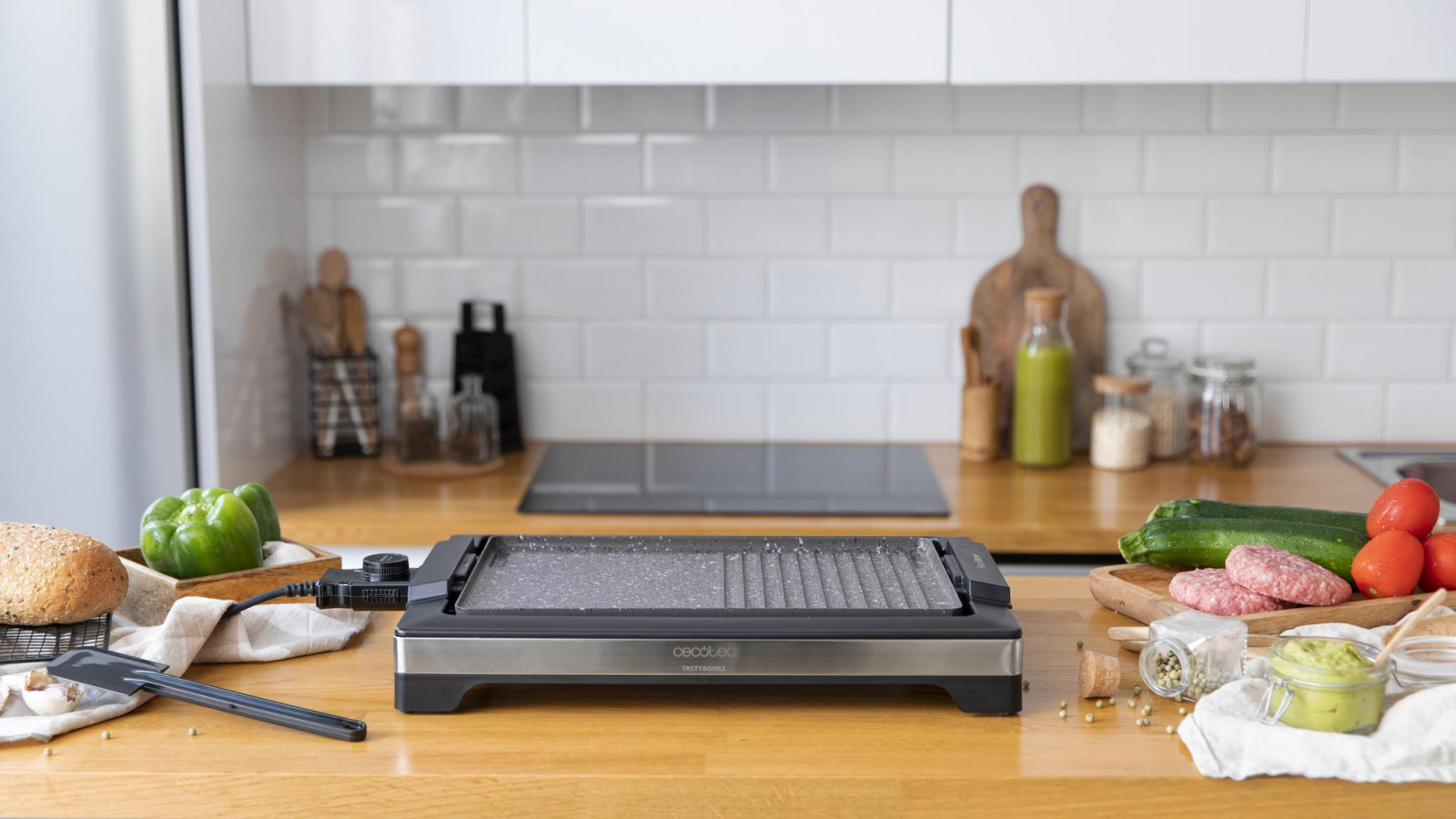 Plancha de asar eléctrica de 2000 W de potencia para cocinar todo tipo de alimentos de forma rápida y precisa gracias a su resistencia integrada, que garantiza una homogénea distribución del calor en toda la superficie de cocción.