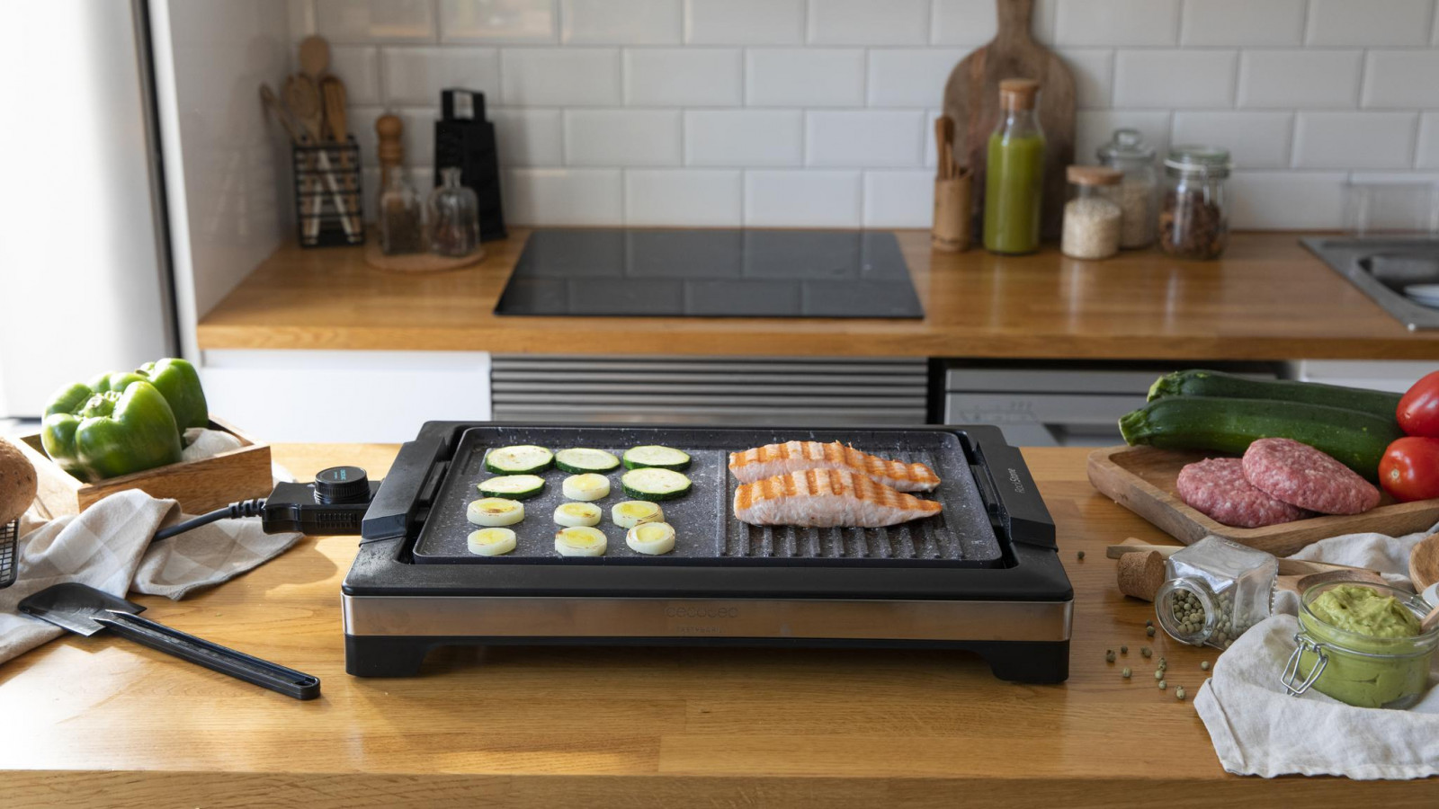 Plancha de diseño con cuerpo delgado y con acabados en acero inoxidable, para una mayor resistencia y durabilidad.