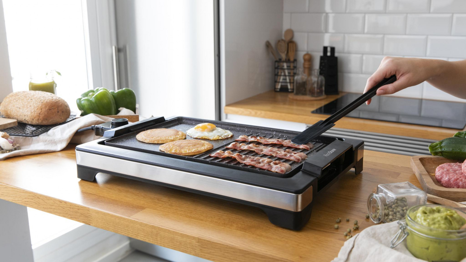 Gran superficie de cocinado de 37,5 x 24,5 cm que permite cocinar una gran variedad de alimentos al mismo tiempo.