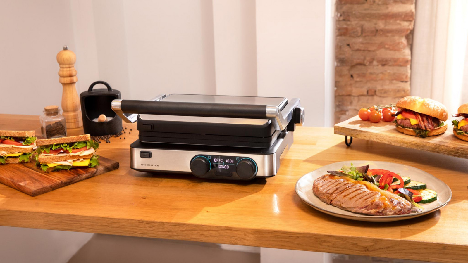 Control de temperatura dual que dependiendo del alimento permite cocinar de forma independiente en cada plancha, ajustando el tiempo y temperatura para obtener los resultados deseados.