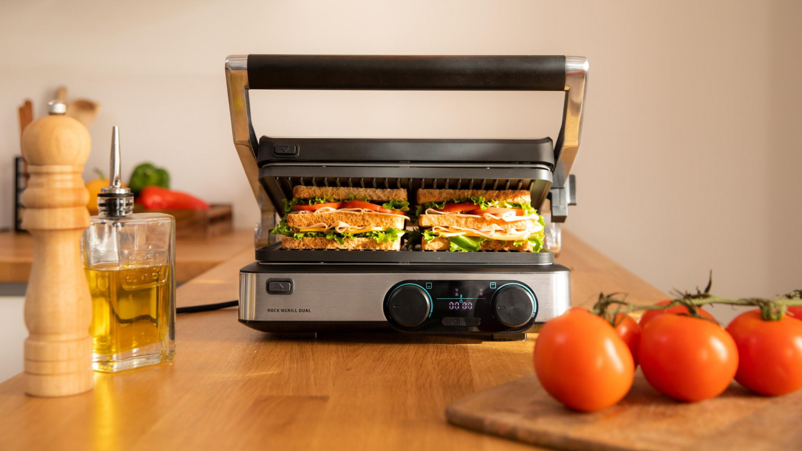 Apertura 180º para aprovechar al máximo la superficie de cocinado y placas extraíbles y aptas para la limpieza en el lavavajillas.