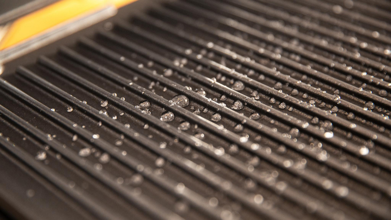 Control manual de temperatura entre 160 y 230 ºC para adaptarse a los gustos y preferencias y amplia superficie de cocinado de 29 x 23 cm.