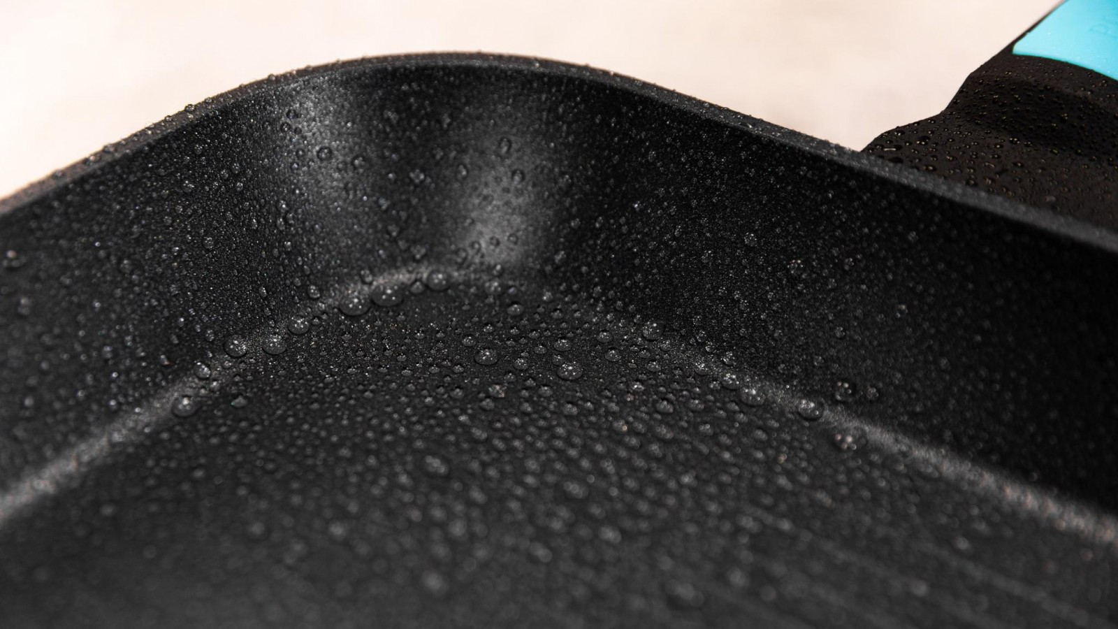 Fondo difusor “Full induction” EcoHeat que permite distribuir el calor de manera más eficiente ahorrando energía.