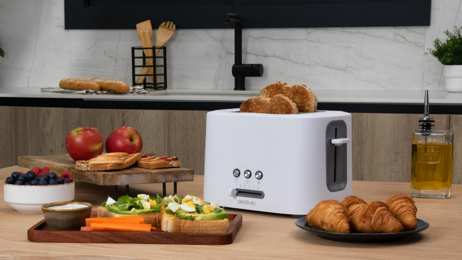 Tostadora de doble ranura con capacidad para 2 tostadas y 980 W de potencia máxima.