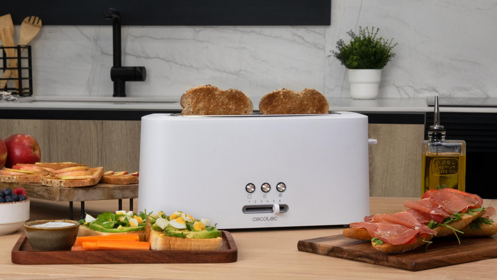 Tostadora de una ranura con capacidad para 2 tostadas y 980 W de potencia máxima.