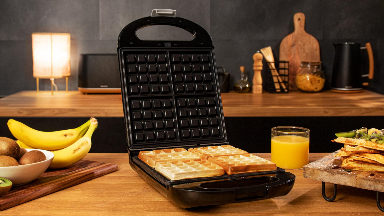 Capacidad para 4 sándwiches.