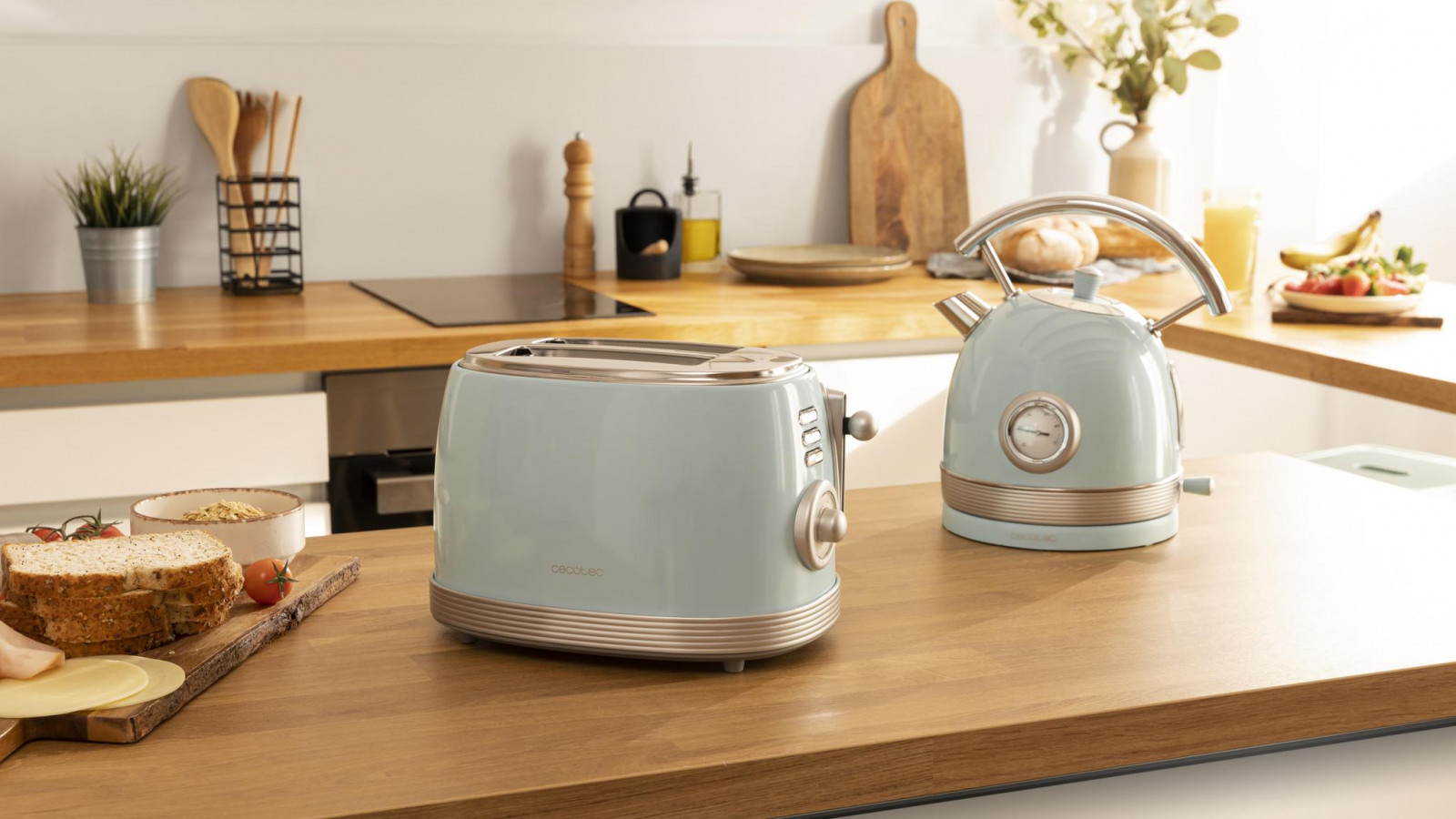 Tostadora Vintage 800 Light cuenta con dos ranuras extra anchas con capacidad para 2 tostadas, 850 W de potencia máxima y diseño elegante en acero inoxidable lacado en azul.