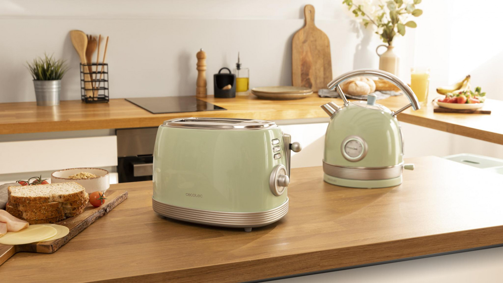 Tostadora Vintage 800 Light cuenta con dos ranuras extra anchas con capacidad para 2 tostadas, 850 W de potencia máxima y diseño elegante en acero inoxidable lacado en verde.