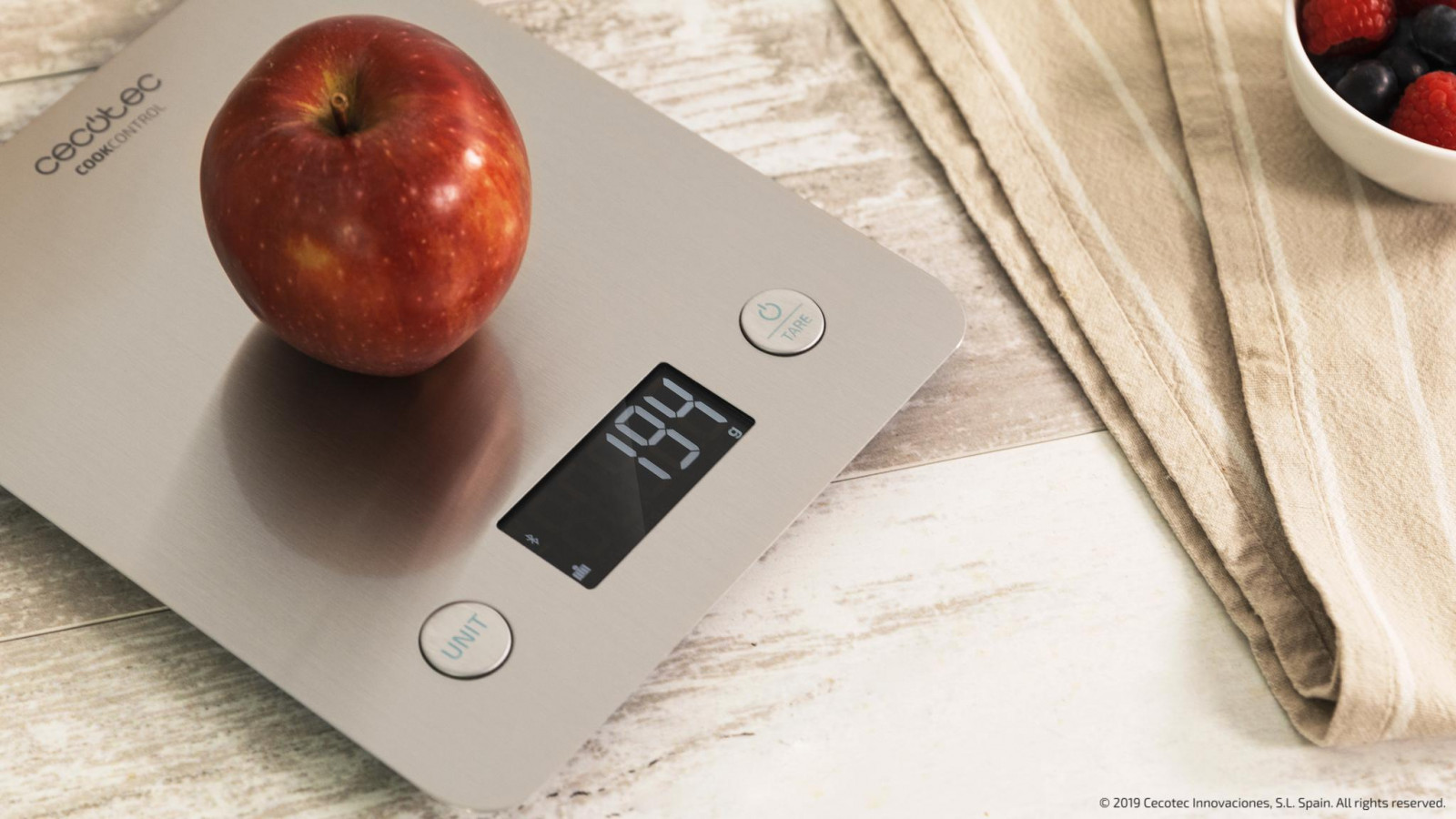 La plataforma de la báscula de cocina es de acero inoxidable con recubrimiento antihuellas para facilitar la limpieza y aumenta la resistencia.