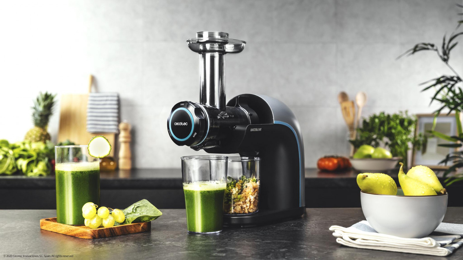 Licuadora con sistema de prensa fría que extrae más zumo a frutas y verduras, mantiene sus propiedades naturales y evita la oxidación.