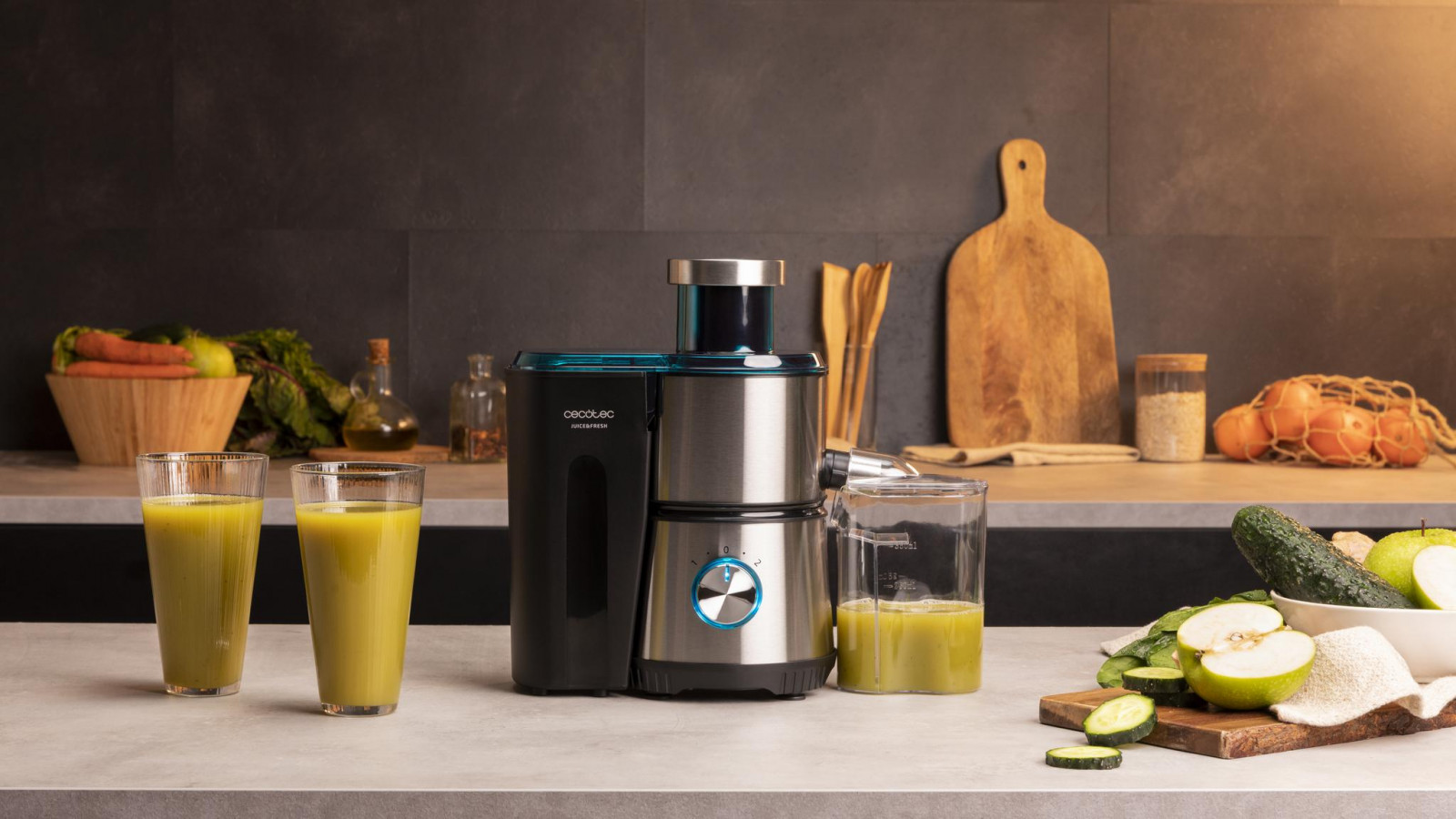 Licuadora orbital para extraer el máximo jugo a frutas y verduras con una potencia de 400 W y 20000 rpm de velocidad. Disco con recubrimiento de titanio negro que mejora la dureza y mantiene el afilado durante más tiempo.