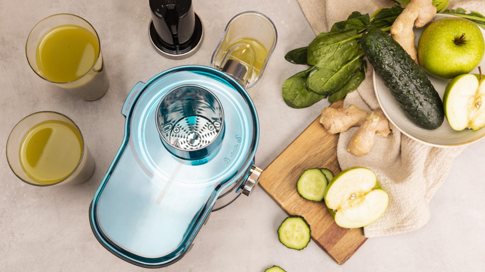 Dispone de 2 velocidades para adaptarse a las necesidades de todos los alimentos. Diseño compacto para un fácil almacenamiento. Apto para cualquier cocina. Canal de entrada L de 55 mm que permite introducir frutas y verduras de mayor tamaño.