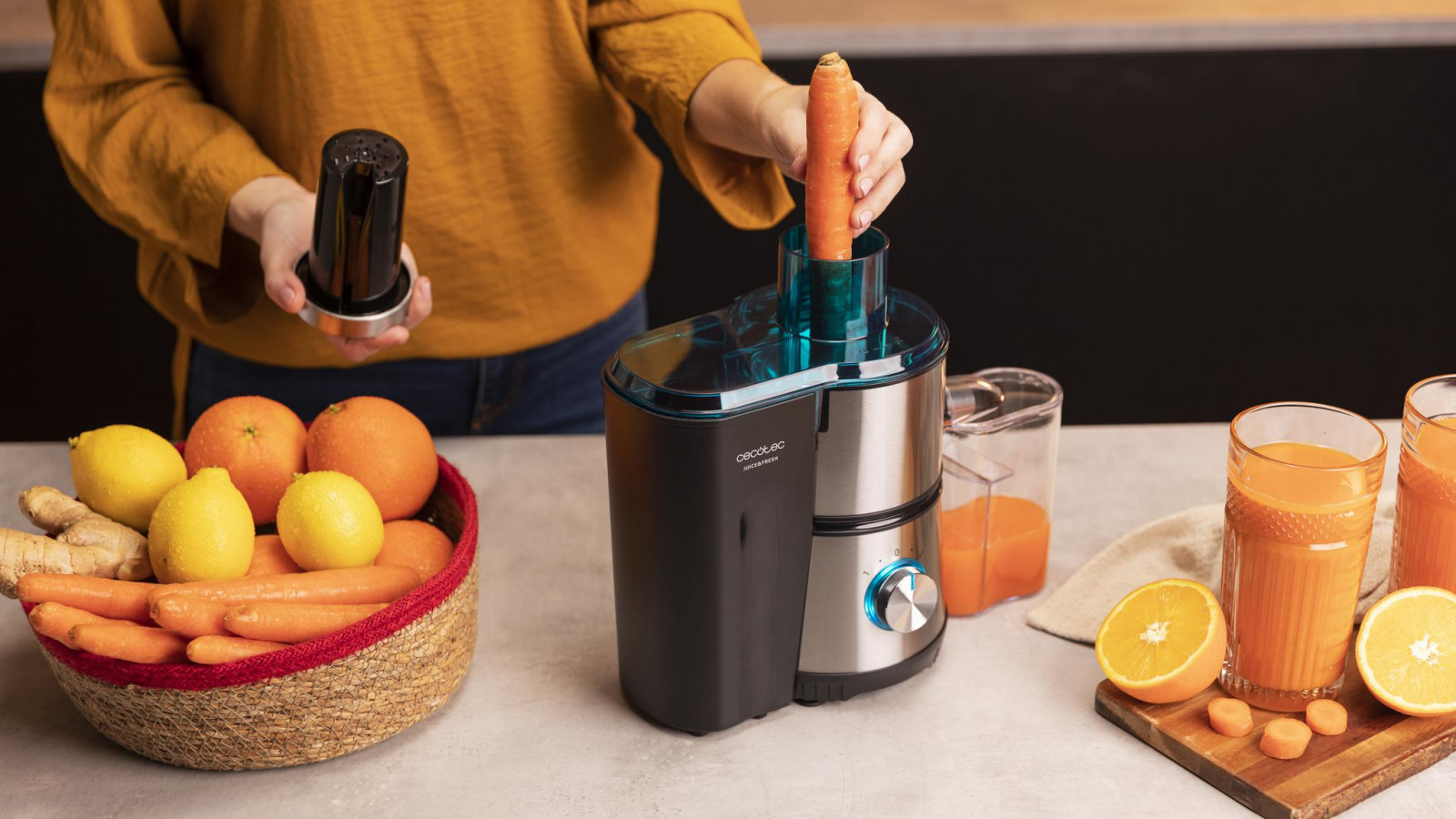 Incluye jarra para el zumo de 350 ml de capacidad. BPA-free, libre de tóxicos. Empujador con acabados en acero inoxidable y selector de velocidad con luz LED.