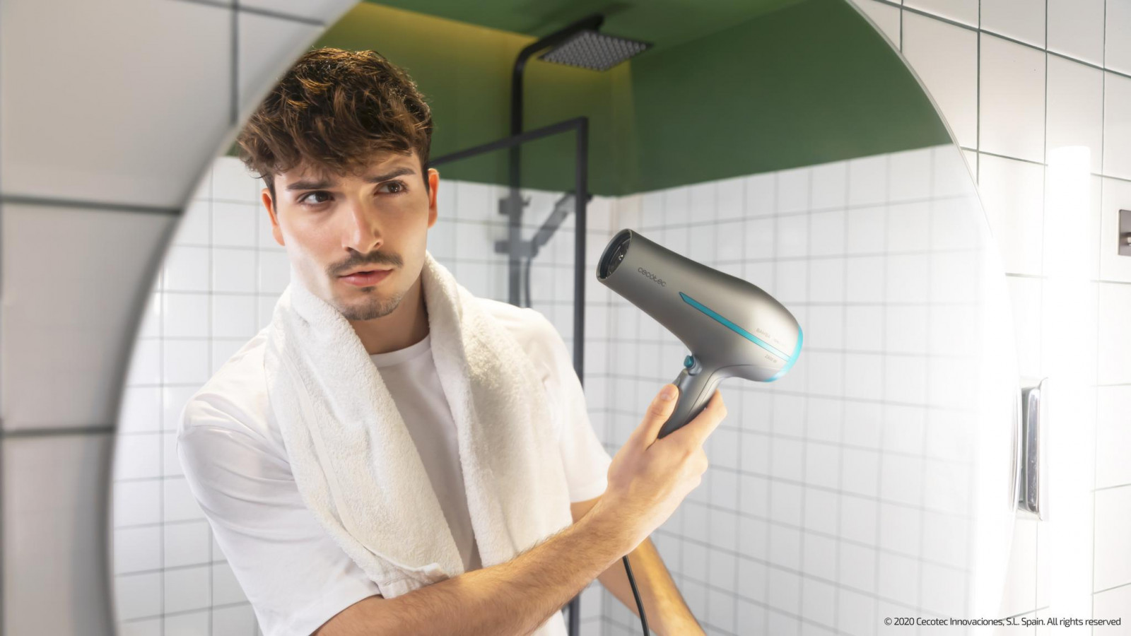 Potente motor profesional de nueva generación con 2300 W. Gran caudal de aire para secar el cabello de forma rápida y con Ion Real, para un cabello más brillante y sin antiencrespado.