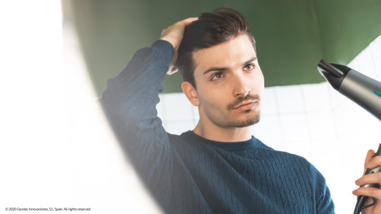 Pro Style. Cuida de tu cabello mejorando el sellado de la cutícula para un acabado ultrabrillante y sin pérdida de color. Control total, gracias al ajuste de la temperatura y la velocidad podrás elegir los ajustes ideales para tu peinado. Cuenta con dos posiciones de velocidad (Turbo/Medio) y tres posiciones de temperatura (Calor/Medio/Frío).