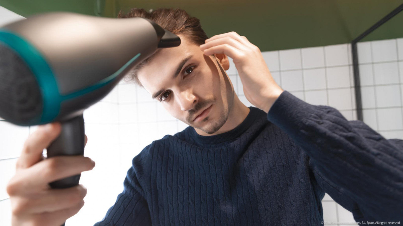 Tecnología Hair Care para proteger el cabello frente a los sobrecalentamientos. Función de aire frío, para un extra de fijación en el peinado y que se mantenga perfecto durante más tiempo.