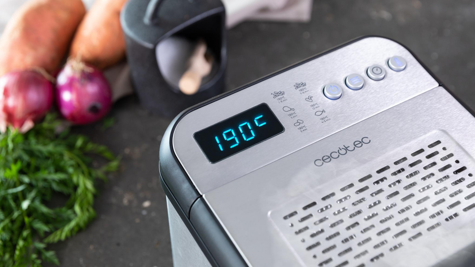 Dispone de 2400 W de potencia máxima para freír de forma rápida y eficaz y conseguir una fritura perfecta en poco tiempo.